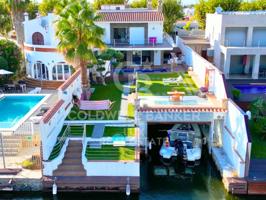 Villa En venta en Empuriabrava photo 0