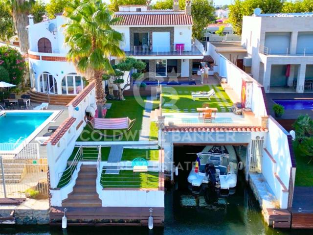 Villa En venta en Empuriabrava photo 0