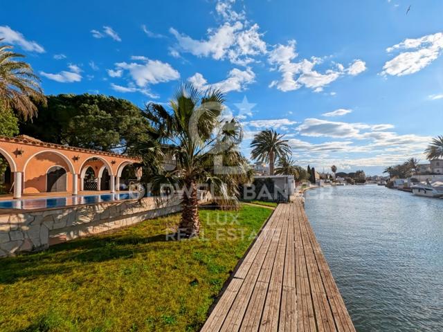 Villa En venta en Empuriabrava photo 0