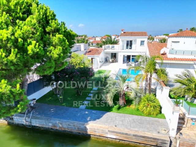 Villa En venta en Empuriabrava photo 0