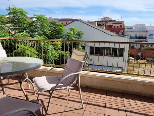 Piso de 4 habitaciones con terraza a la venta en el centro de Roquetes photo 0