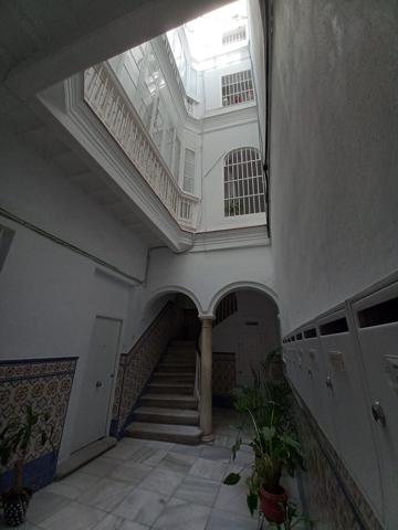 Vivienda con garaje. Magnífica oportunidad de vivir en el centro histórico de Cádiz. photo 0