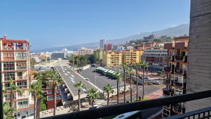 Piso de dos plantas muy amplio, luminoso, con ascensor y bonitas vistas photo 0