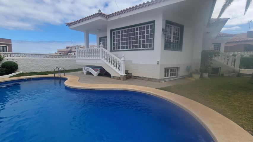CASA-CHALET CON JARDIN Y PISCINA - BUENA ZONA photo 0