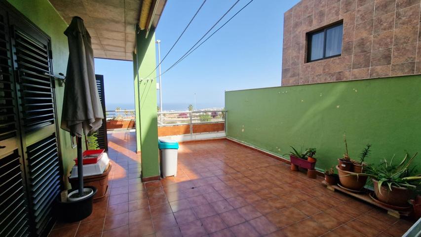 Casa Pareada con varias terrazas y un gran garaje photo 0