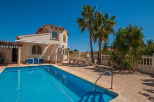 Encantadora villa con piscina y garaje, en estilo tradicional español, orientada al sur photo 0