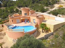 Villa de lujo con una gran piscina. photo 0