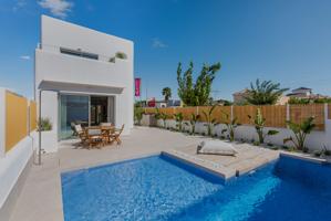 A 900 metros de la playa. Villa estilo Ibiza con 3 dormitorios, 2 baños y piscina privada. photo 0
