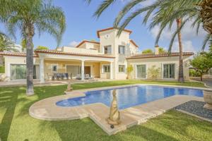 Casa En venta en Cala Advocat - Baladrar, Benissa photo 0