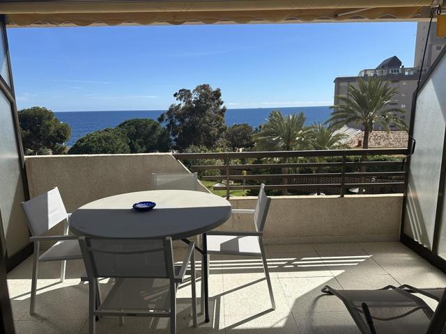 Elegante Apartamento en Primera Línea de Playa en Calpe photo 0