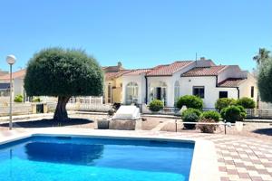 Chalet Mod lola con piscina comunitaria en La Marina photo 0