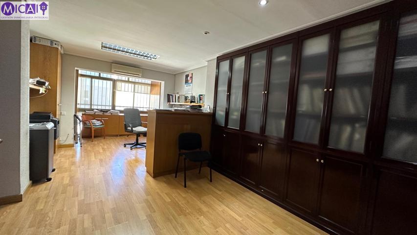 A la venta, gran vivienda en Avenida de Andalucía photo 0