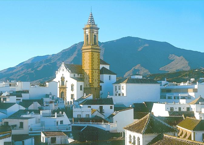 Oportunidad única de inversión en el corazón del casco antiguo de Estepona! photo 0