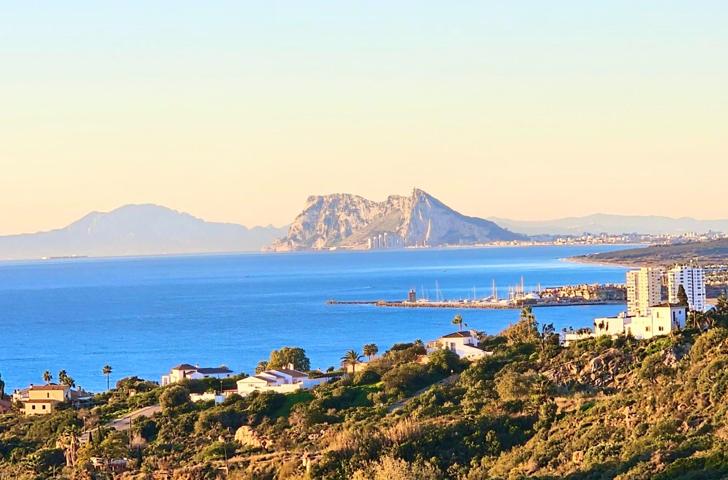 Bahia de las Rocas – Amplio apartamento de 3 dormitorios con fantásticas vistas al mar. photo 0