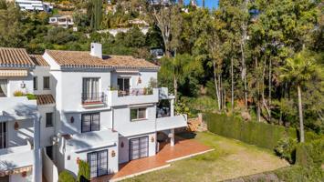 Este dúplex adosado situado en el pintoresco Soto de la Quinta en Benahavis photo 0