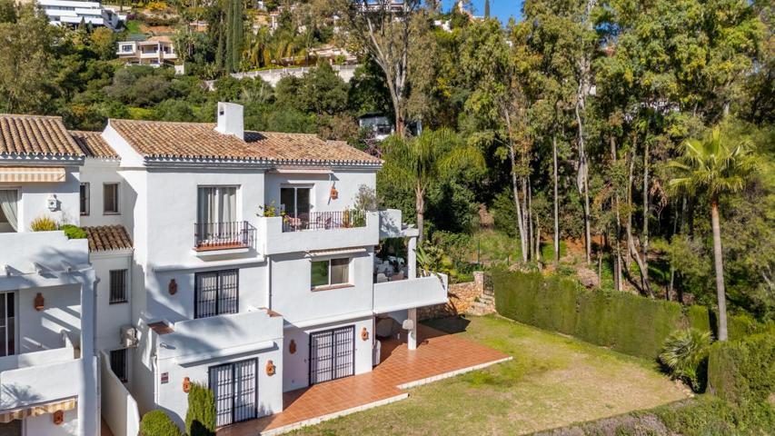 Este dúplex adosado situado en el pintoresco Soto de la Quinta en Benahavis photo 0