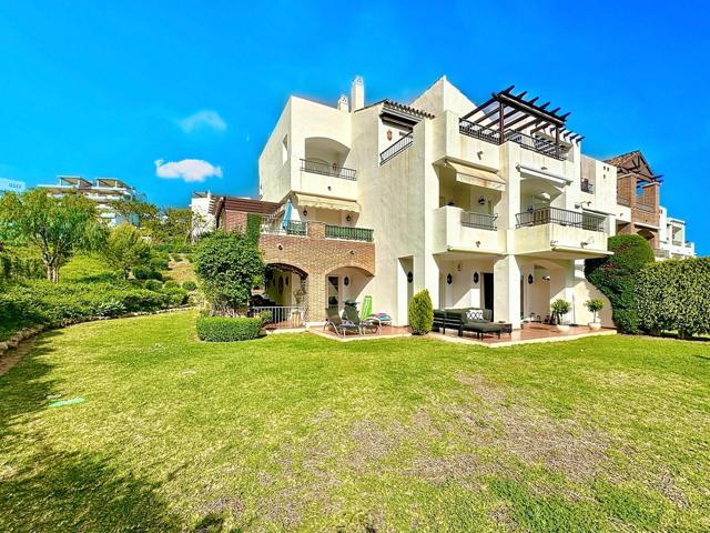 Exclusivo apartamento en planta baja con jardín privado y espectaculares vistas al mar y la montaña photo 0