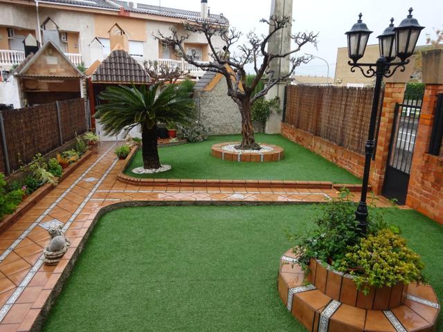 EXCELENTE CASA ADOSADA CON GARAJE Y JARDIN EN ZONA CARIÑENA photo 0