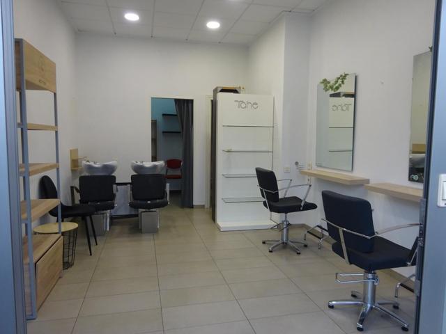 ALQUILER LOCAL COMERCIAL ACONDICIONADO PARA PELUQUERÍA photo 0