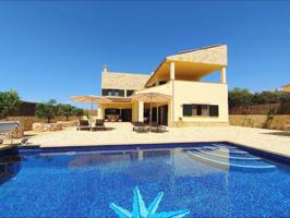 Espectacular villa mediterránea con piscina a 250 metros del mar photo 0