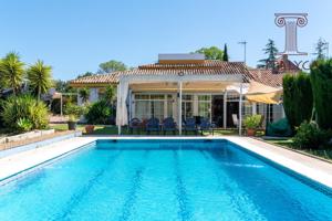 Chalet en Urb. Vista Aljarafe con 3.374 m² de parcela photo 0
