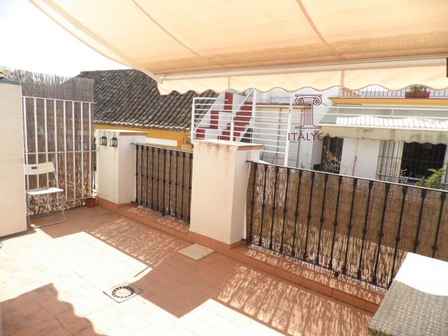Ático triplex de 2 dormitorios y gran terraza junto a calle Feria photo 0