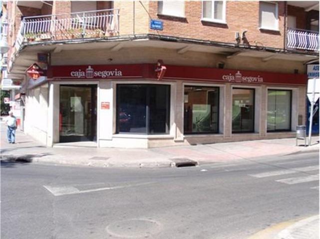 Estupendo local céntrico a pie de calle con amplio escaparate a 4 calles en Móstoles. photo 0