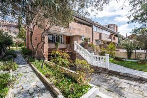 MAGNÍFICO CHALET ADOSADO DE ESQUINA CON MÁS DE 390 m², GRAN JARDÍN Y GARAJE, PUERTA HIERRO Te prese photo 0