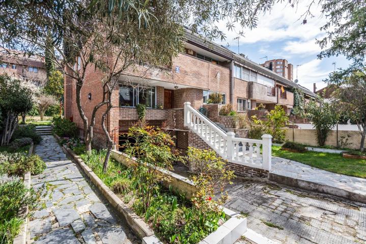 MAGNÍFICO CHALET ADOSADO DE ESQUINA CON MÁS DE 390 m², GRAN JARDÍN Y GARAJE, PUERTA HIERRO Te prese photo 0