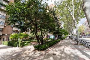 Piso con 4 dormitorios, 2 baños, terraza y cocina independiente junto al Retiro photo 0