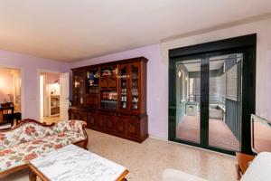 Piso con 4 dormitorios, 2 baños, terraza y cocina independiente junto al Retiro photo 0