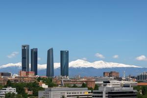 Estupendo piso con 4 dormitorios, 3 baños, terraza, garaje y trastero cerca de la calle Arturo Soria photo 0