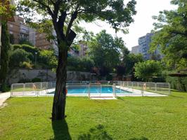 Estupendo piso con 4 dormitorios, 3 baños, terraza, garaje y trastero cerca de la calle Arturo Soria photo 0