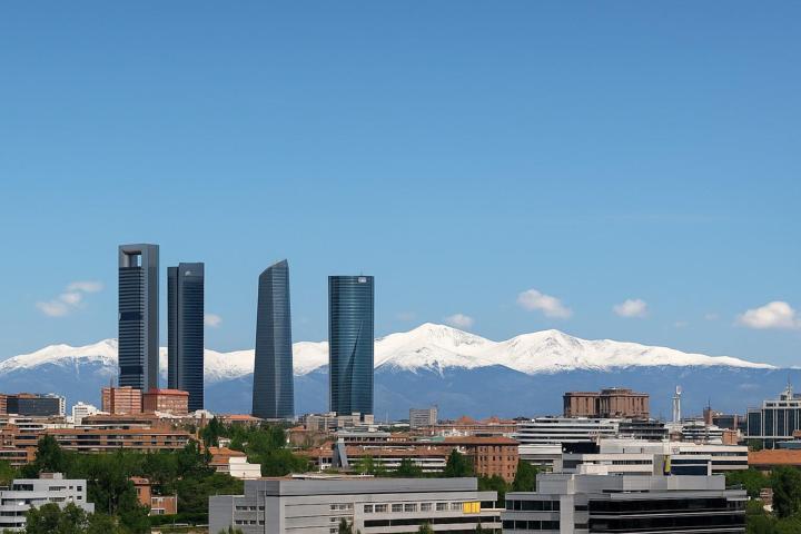 Estupendo piso con 4 dormitorios, 3 baños, terraza, garaje y trastero cerca de la calle Arturo Soria photo 0