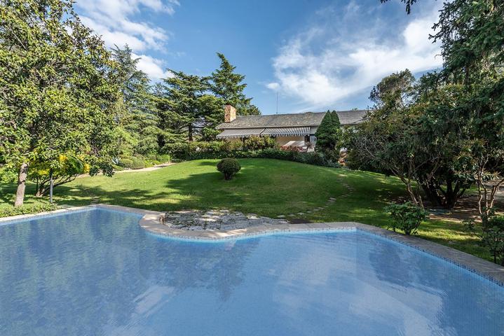 ^**^CHALET INDEPENDIENTE EXCLUSIVO CON JARDÍN DE ENSUEÑO, PISCINA Y OPCIÓN DE DESARROLLO URBANÍSTICO photo 0