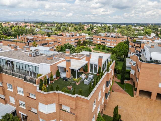 ^**^FABULOSO ÁTICO DE LUJO DE MÁS DE 230 M2 CON AMPLÍSIMA TERRAZA ACRISTALADA EN VALDEMARÍN^**^ Des photo 0