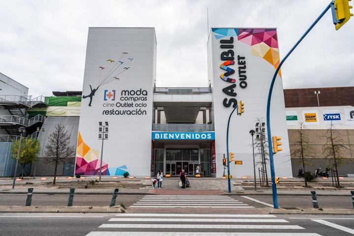 LOCAL COMERCIAL EN ALQUILER CON ACCESO VEHÍCULOS – 234 M² JUNTO A SAMBIL OUTLET ¿Buscas un espacio a photo 0