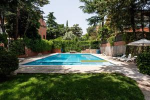 Chalet independiente de casi 400m² en urbanización exclusiva con piscina junto Colonia Torrelodones photo 0