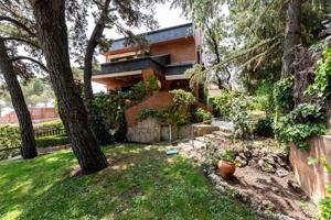 Chalet independiente de casi 400m² en urbanización exclusiva con piscina junto Colonia Torrelodones photo 0