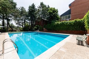 Chalet independiente de casi 400m² en urbanización exclusiva con piscina junto Colonia Torrelodones photo 0