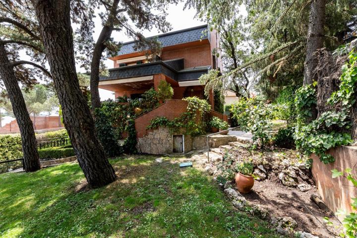 Chalet independiente de casi 400m² en urbanización exclusiva con piscina junto Colonia Torrelodones photo 0