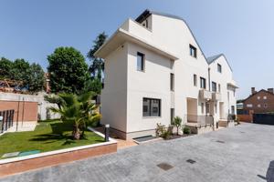 Extraordinarios chalets en urbanización cerrada photo 0