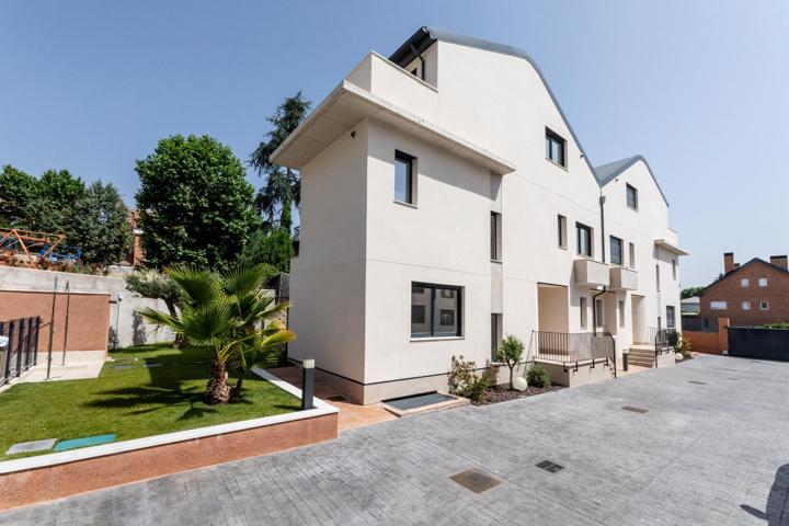 Extraordinarios chalets en urbanización cerrada photo 0