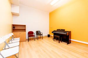 Escuela de Música próxima a Parque Conde Orgaz en funcionamiento, con instrumentos y mobiliario photo 0
