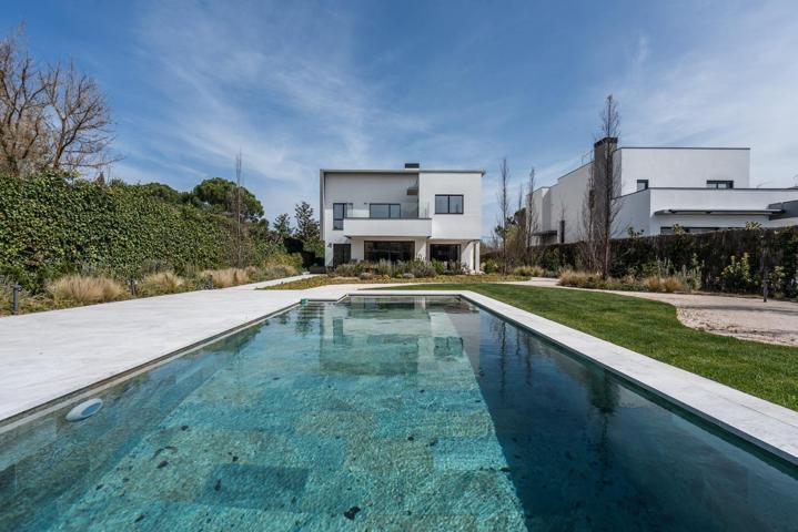 ^**^ESPECTACULAR VILLA DE LUJO DE DISEÑO CONTEMPORÁNEO EN LA PRADERA DE VILLAFRANCA DEL CASTILLO^**^ Presentamos una joya arquitectónica única, casi a estrenar, en una de las zonas más codiciada photo 0