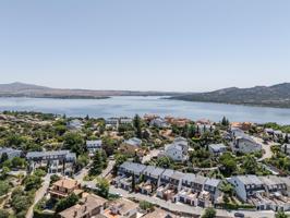 BONITO CHALET INDEPENDIENTE EN MANZANARES EL REAL CON PARCELA DE 839 M² Se ofrece este atractivo chalet individual de tres plantas sobre una amplia parcela de 839 m², con una superficie construida d photo 0