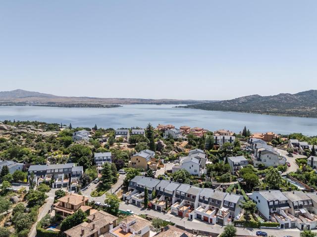 BONITO CHALET INDEPENDIENTE EN MANZANARES EL REAL CON PARCELA DE 839 M² Se ofrece este atractivo chalet individual de tres plantas sobre una amplia parcela de 839 m², con una superficie construida d photo 0