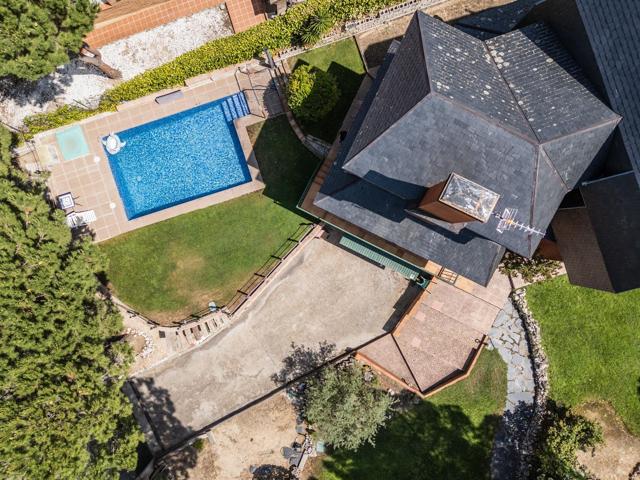 ^**^FANTÁSTICO CHALET INDIVIDUAL EN TORRELODONES CON PISCINA PRIVADA Y JARDÍN EN 2 PARCELAS DE 500 M² (TOTAL 1.000 M²)^**^ Descubre esta magnífica vivienda unifamiliar en una de las mejores photo 0