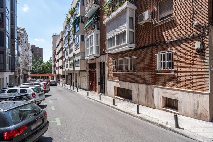 ^**^ESTUPENDO PISO CON MUCHAS POSIBILIDADES EN CALLE COCHABAMBA, MADRID^*^ Se ofrece esta interesante oportunidad en una de las zonas con mayor proyección de Madrid. Vivienda situada en la calle Coc photo 0