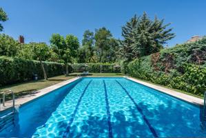 ^**^CHALET ADOSADO EN PUNTA GALEA CON PISCINA, CANCHA DE TENIS, PARQUE INFANTIL Y JARDÍN PRIVADO^**^ Descubre esta magnífica vivienda situada en la exclusiva zona residencial de Punta Galea, en Las photo 0